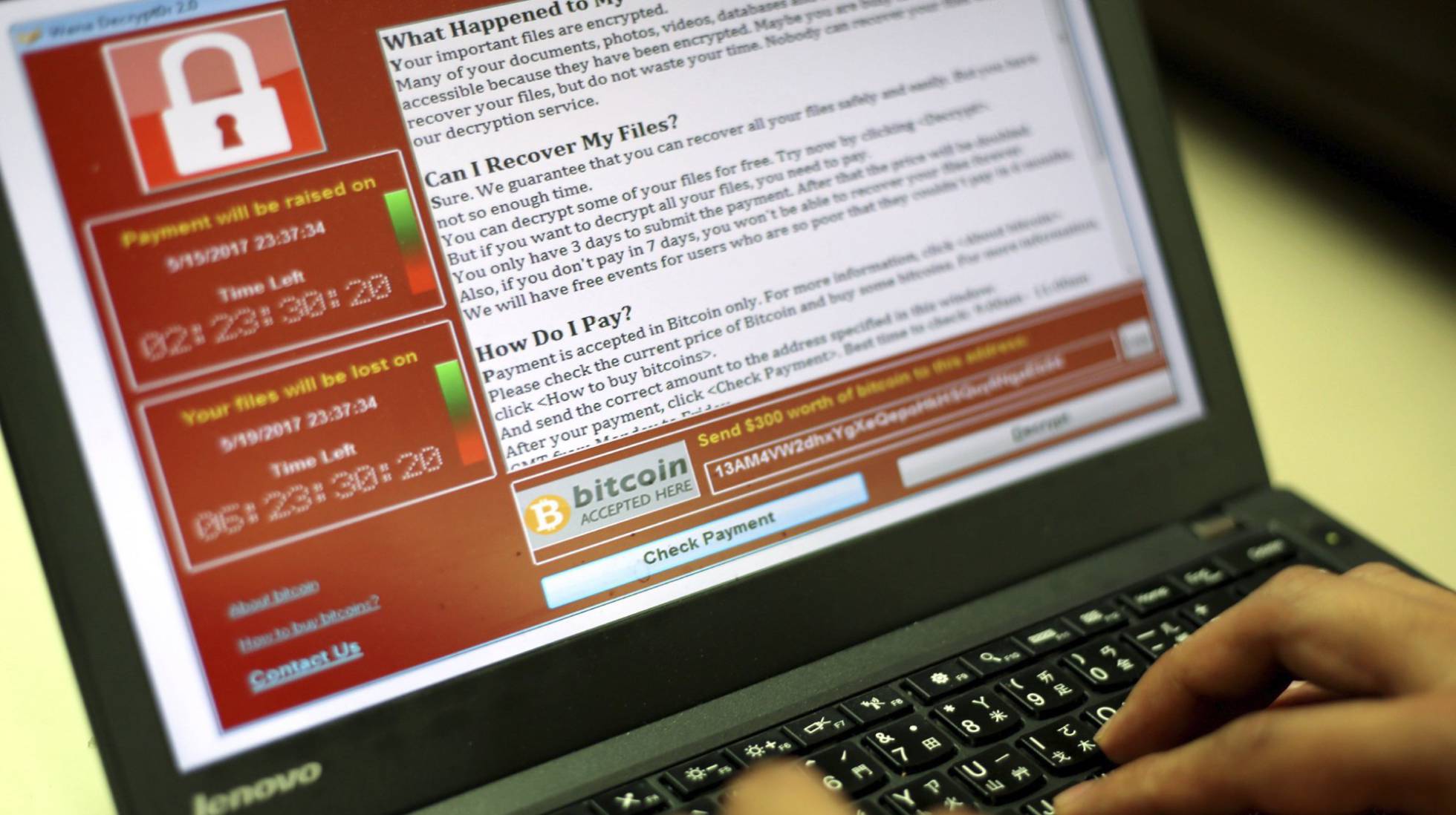 Un programador muestra la captura de pantalla en la que se pide un rescate en bitcoins por los documentos encriptados en Taipei (Taiwán).