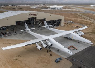 El avión más grande del mundo sale a pista El avión más grande del mundo sale a pista
