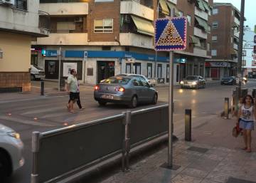 Cuando un peatón cruza la calle se activan las luces rojas LED para advertir a los conductores.