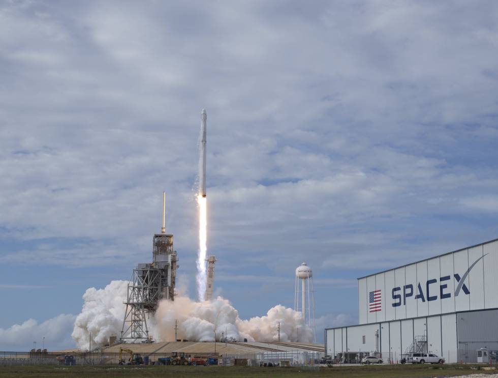 El cohete de SpaceX Falcon 9, con la cápsula Dragon lanzada ayer.