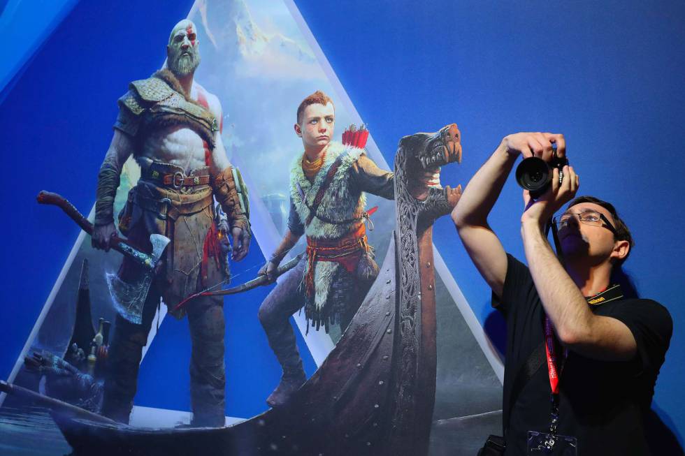Un asistente fotografía el cartel de God of War, uno de los títulos más celebrados.