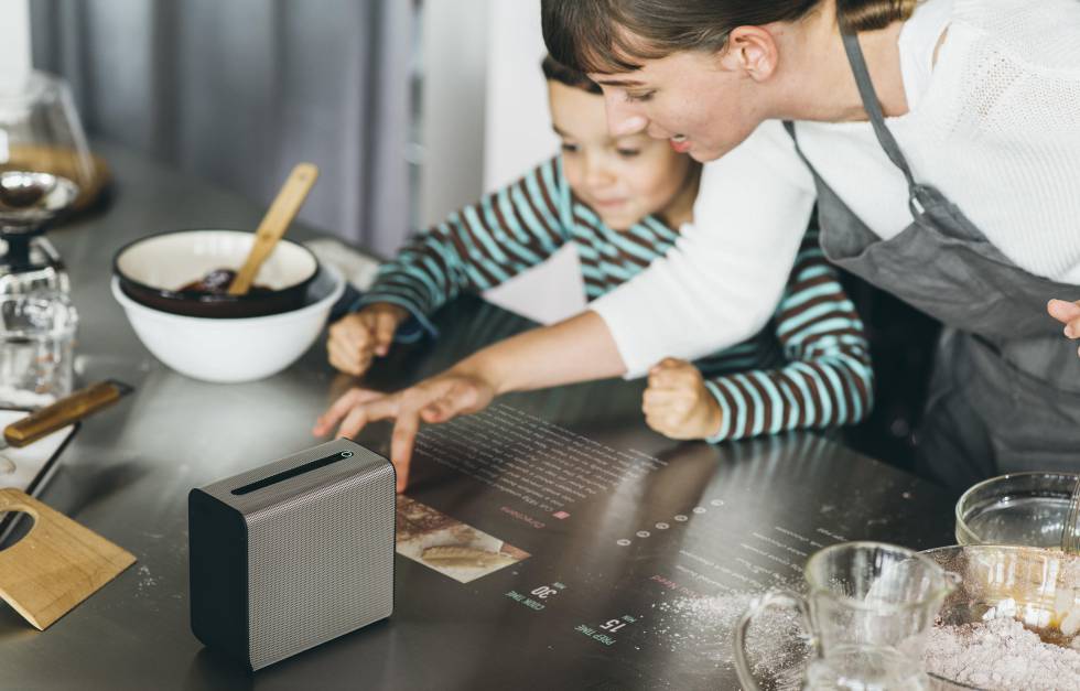 El Sony Xperia Touch convierte una encimera en una pantalla interactiva.