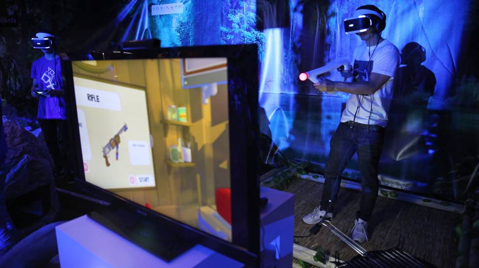Dos asistentes testean los videojuegos en realidad virtual de Playstation VR Resort.