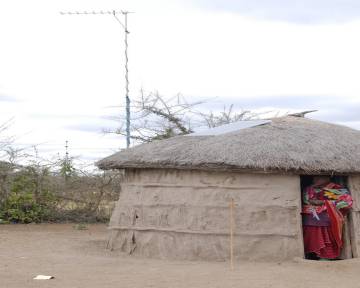 Los paneles solares sobre los tejados de las chozas se utilizan para cargar teléfonos, luces y radios.
