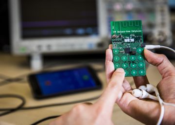 Un equipo de investigadores crea un teléfono móvil que funciona sin batería Un equipo de investigadores crea un teléfono móvil que funciona sin batería