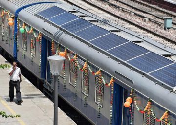 India inaugura sus primeros trenes híbridos provistos de paneles solares