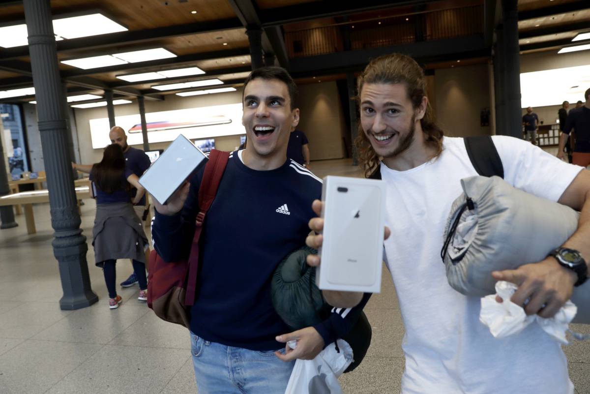 Álvaro Martín e Iván Martín con sus nuevos ´smartphones´.