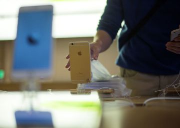 Francia investiga a Apple por adelantar la obsolescencia de los iPhone antiguos
