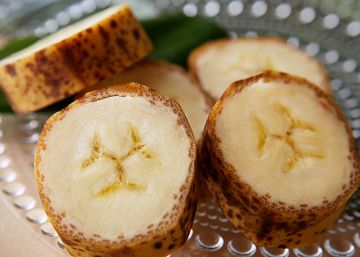 La tecnología reinventa la fruta para crear plátanos de piel comestible o hacer envases con tomates
