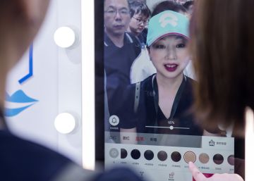 China exhibe pianos virtuales y espejos que muestran cómo quedará la ropa y el maquillaje