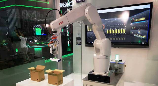 Brazo robótico dotado de visión artificial para que pueda reconocer lo que agarra.