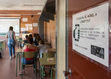 La prohibición silenciosa de los móviles en los colegios españoles