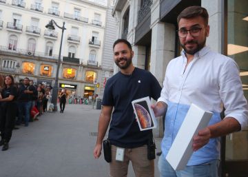 Cerca de 80 personas trasnochan en la Puerta del Sol para conseguir los nuevos iPhone