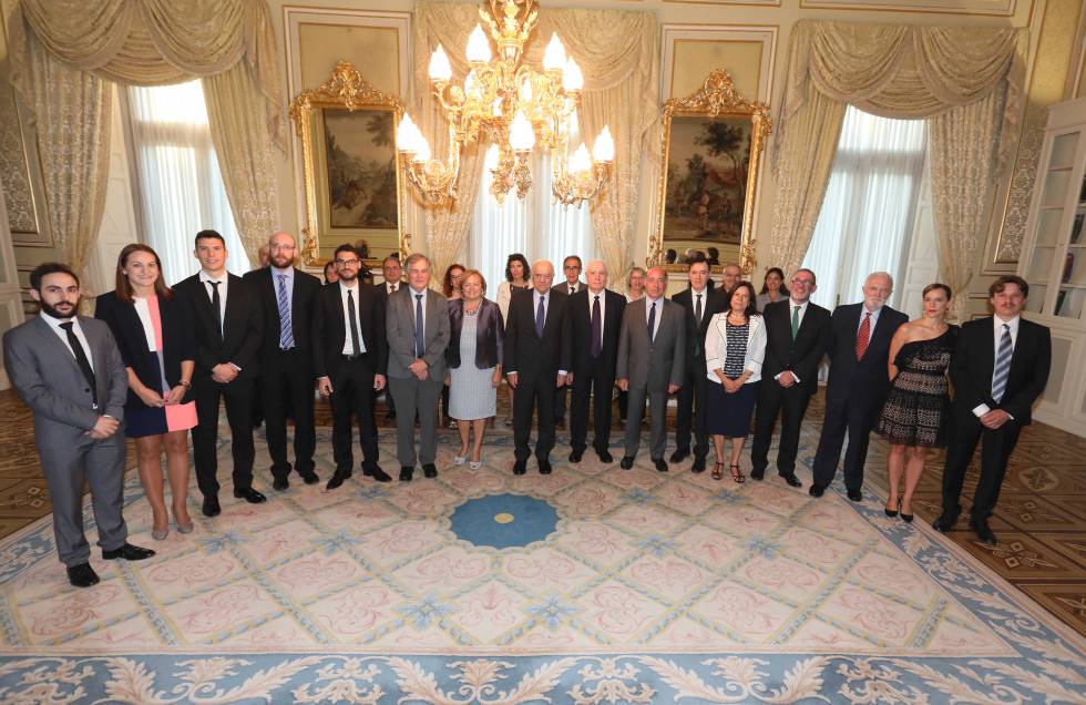 El presidente de la Fundación BBVA, Francisco González (en el centro de la imagen); la presidenta del Consejo Superior de Investigaciones Científicas, Rosa Menéndez; el presidente de la Real Sociedad Matemática Española, Francisco Marcellán; y el director de la Fundación BBVA, Rafael Pardo, junto a los premiados y miembros del jurado.