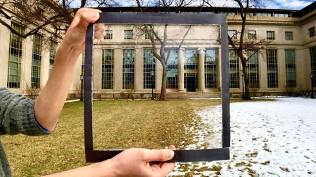 Un investigador muestra una ventana dotada con la película.