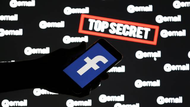 Un móvil con el logo de Facebook.