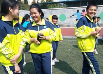 China combate el absentismo escolar con uniformes inteligentes