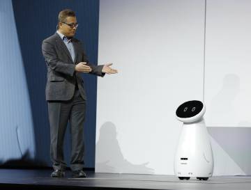 Gary Lee, jefe de AI en Samsung Electronics, presenta el robot Bot Care, ayer en Las Vegas.