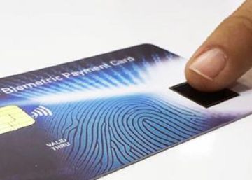 Un lector de huellas digitales en la cartera