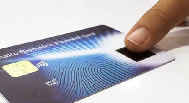 Imagen de la compañía de seguridad Gemalto que muestra su modelo de tarjeta con lector de huellas.