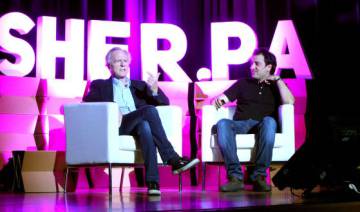 El ex consejero delegado de Apple John Sculley y el fundador de Sherpa, el ingeniero y emprendedor vasco Xabier Uribe-Etxebarria, durante un acto en 2014.
