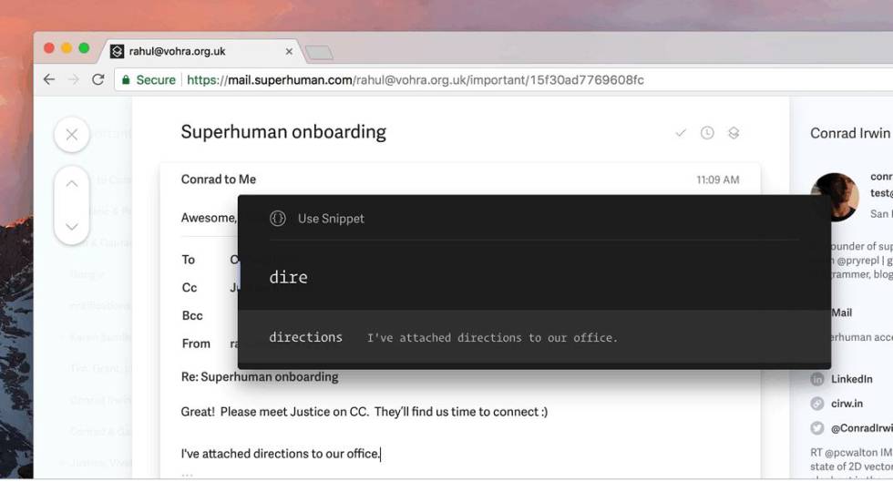 Un usuario utiliza un atajo de teclado para adjuntar la dirección de su oficina en un correo electrónico.