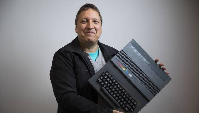Jordi Palet, director de I+D de Eurohard cuando apenas tenía 18 años, sostiene un Dragon 64 original de su colección particular.