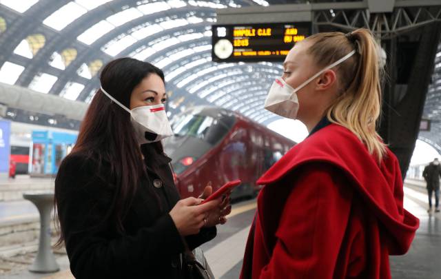Dos viajeras con mascarilla en la estación Central de Milán (Italia) el martes pasado.