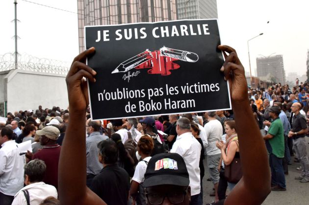 Pancarta de las manifestaciones de París: "Yo soy Charlie. No olvidemos a las víctimas de Boko Haram" Pancarta de las manifestaciones de París: "Yo soy Charlie. No olvidemos a las víctimas de Boko Haram"