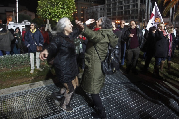 Dos seguidores de Alexis Tsipras bailan en la calle la victoria Dos seguidores de Alexis Tsipras bailan en la calle la victoria