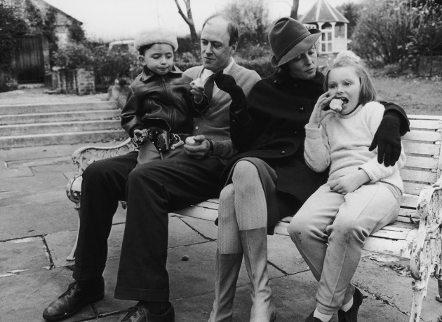 El escritor Roald Dahl y su mujer Patricia Neal con sus hijos Theo y Olivia