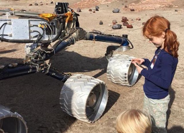 Una niña de ocho años con un rover Una niña de ocho años con un rover