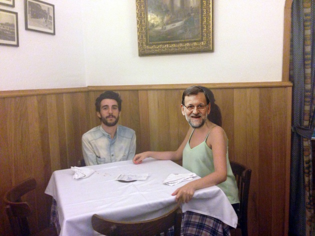 El equipo de Verne en la mesa de Mariano Rajoy y Nicolas Sarkozy. No, el Presidente de España no está en el equipo. Esto es una dramatización.  El equipo de Verne en la mesa de Mariano Rajoy y Nicolas Sarkozy. No, el Presidente de España no está en el equipo. Esto es una dramatización.