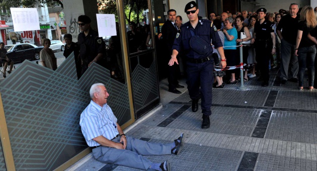Giorgos Chatzifotiadis, desolado ante la sede de un banco Giorgos Chatzifotiadis, desolado ante la sede de un banco