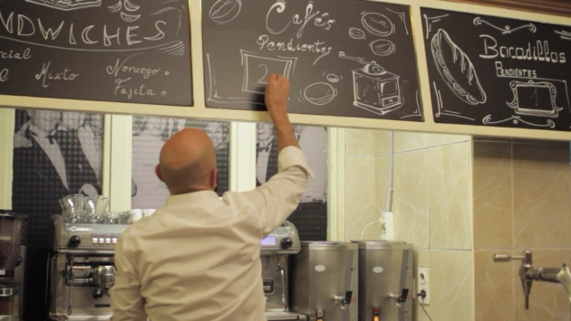 Fotograma de un corto en Vimeo sobre la tradición del 'café pendiente' del Café Comercial de Madrid Fotograma de un corto en Vimeo sobre la tradición del 'café pendiente' del Café Comercial de Madrid