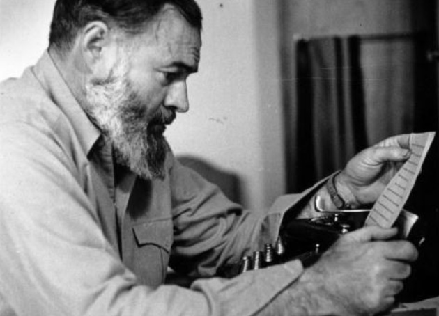 Hemingway, siempre tan fotogénico, ante su máquina de escribir Hemingway, siempre tan fotogénico, ante su máquina de escribir