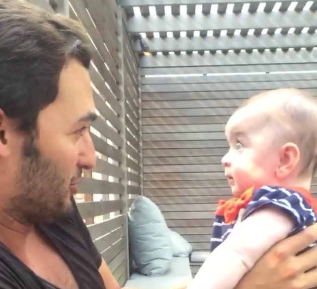El bebé mira fascinado a Jason Silva El bebé mira fascinado a Jason Silva