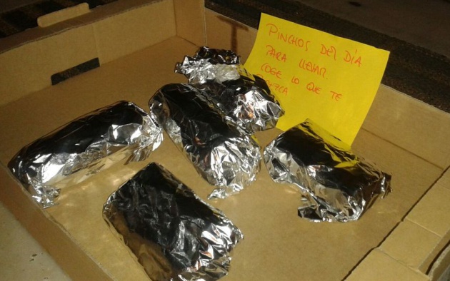 Los pinchos que sobraron y repartieron en la noche del lunes Los pinchos que sobraron y repartieron en la noche del lunes