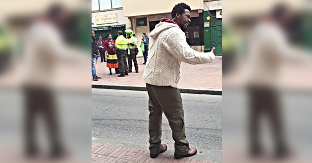 El hombre, muy enfadado después de ser parado por la policía El hombre, muy enfadado después de ser parado por la policía