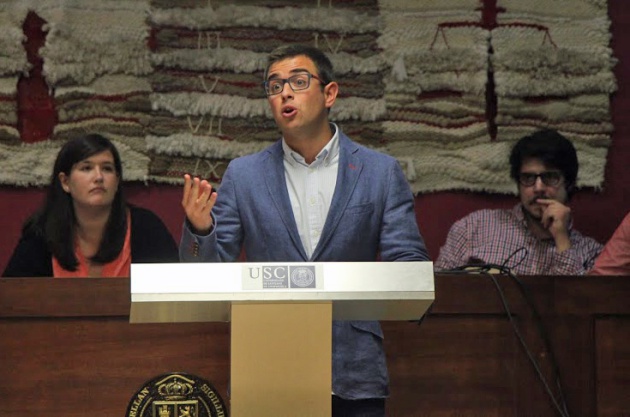 Alberto Escobar Rivas, en un debate Alberto Escobar Rivas, en un debate