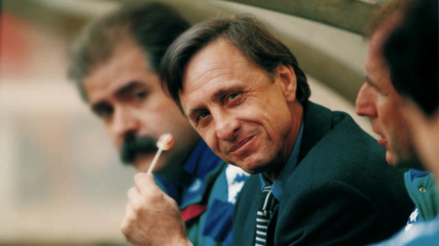 Johan Cruyff en su estapa de entrenador del F.C Barcelona con su inseparable Chupa Chups. Imagen: Johan Cruyff en su estapa de entrenador del F.C Barcelona con su inseparable Chupa Chups. Imagen: