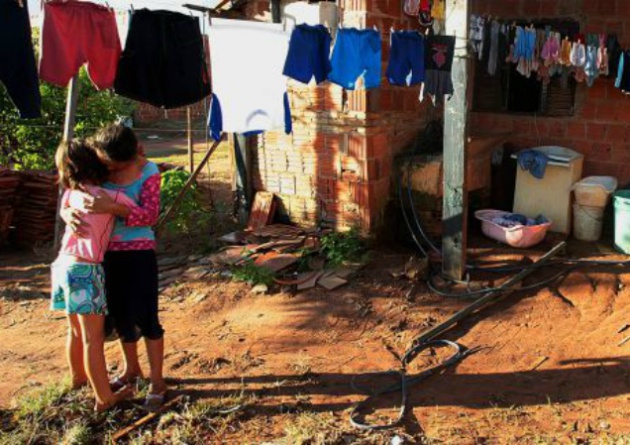 Una madre abraza a una niña víctima de acoso sexual. Una madre abraza a una niña víctima de acoso sexual.