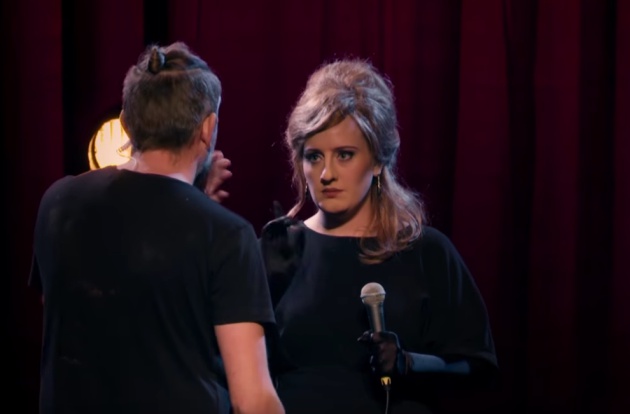 'Jenny' pretendiendo estar demasidado nerviosa para interpretar un tema de Adele 'Jenny' pretendiendo estar demasidado nerviosa para interpretar un tema de Adele