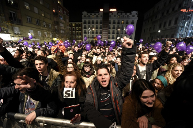 SIMPATIZANTES DE PODEMOS CELEBRAN LOS RESULTADOS SIMPATIZANTES DE PODEMOS CELEBRAN LOS RESULTADOS