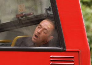 Como dormir no transporte público sem perder a sua parada