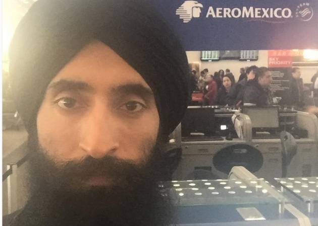 Aeroméxico no deja volar al actor Waris Alhuwalia por no quitarse el turbante