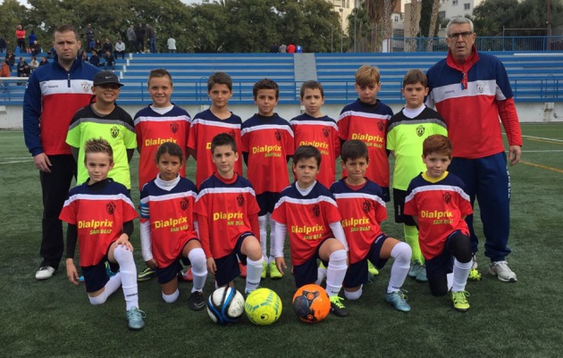 El equipo de benjamines del Atlético de San Blas con su técnico José Mayans (derecha). Foto cortesía del Atlético de San Blas El equipo de benjamines del Atlético de San Blas con su técnico José Mayans (derecha). Foto cortesía del Atlético de San Blas