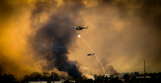 Dos helicópteros sobrevuelan un enfrentamiento ocurrido en la ciudad de Oaxaca el 19 de junio entre policías y maestros. Cortesía José Carlos Dávila Dos helicópteros sobrevuelan un enfrentamiento ocurrido en la ciudad de Oaxaca el 19 de junio entre policías y maestros. Cortesía José Carlos Dávila