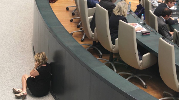 Esperanza Aguirre habla por teléfono durante el pleno del Ayuntamiento. Esperanza Aguirre habla por teléfono durante el pleno del Ayuntamiento.