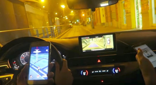 Captura de un vídeo de TheGrefg en el que juega a Pokémon GO dentro de un coche Captura de un vídeo de TheGrefg en el que juega a Pokémon GO dentro de un coche